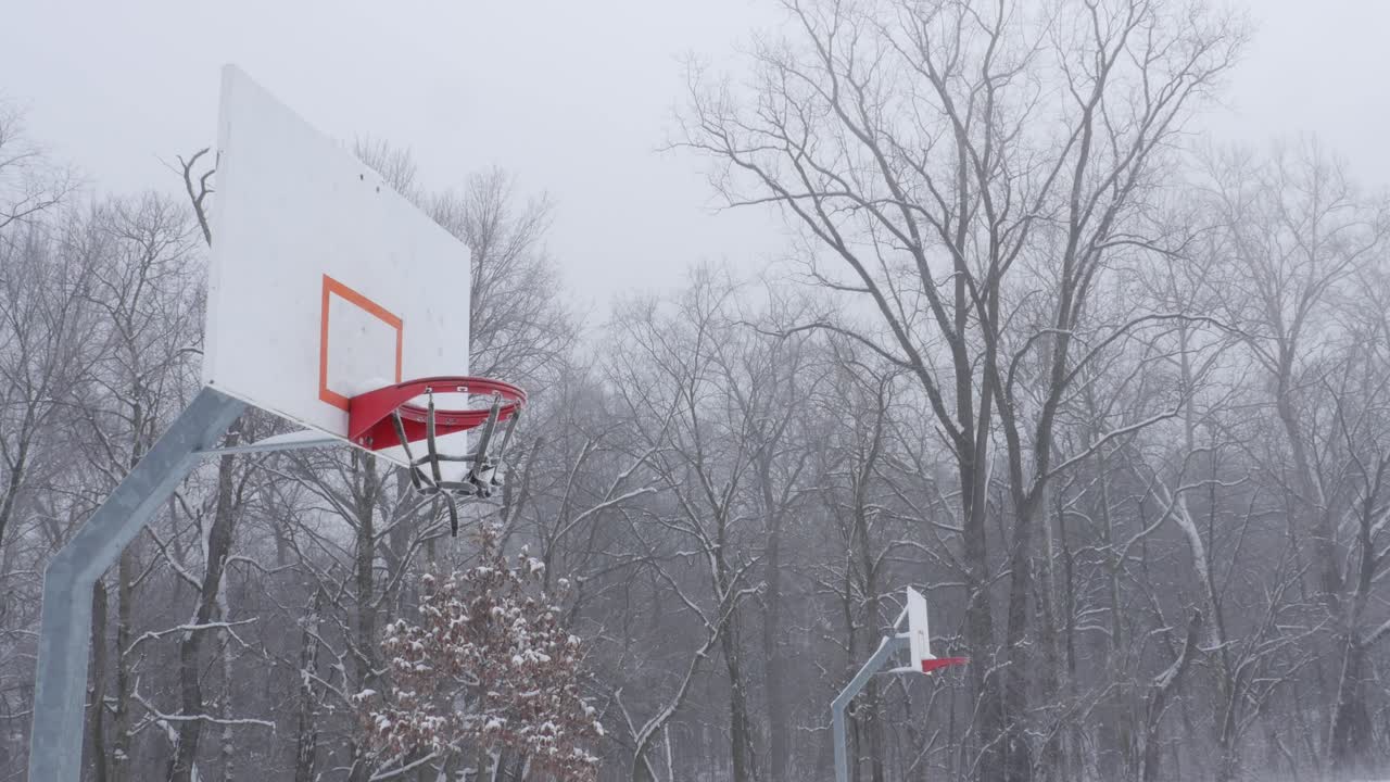 cancha de baloncesto y aros en la nieve del invierno