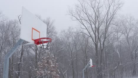 篮球场和篮球圈在冬季的雪中