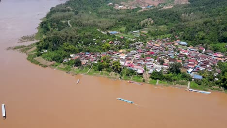 luftaufnahme des whiskey-dörfers am mekong-fluss in luang prabang