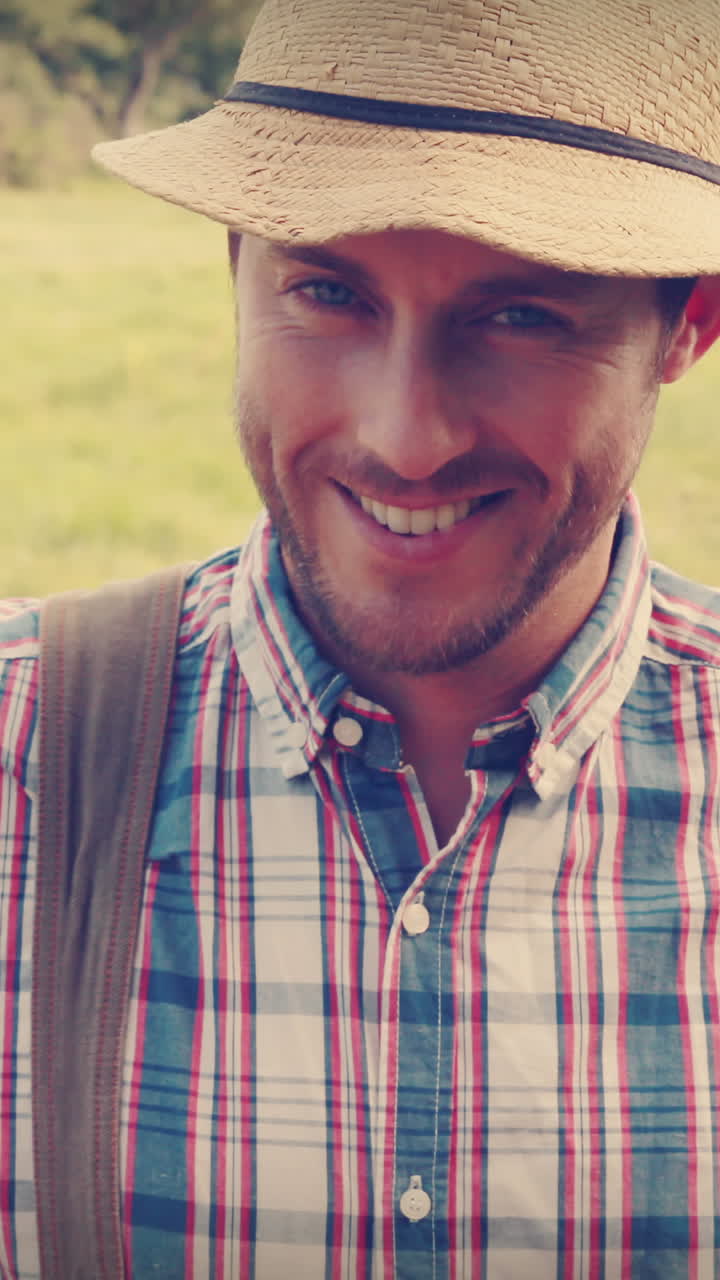 un granjero feliz llevando una caja de verduras.