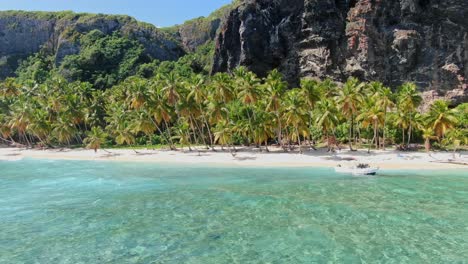 Pintoresca-Playa-Frontón-En-Las-Galeras,-Samaná,-República-Dominicana---Tiro-Con-Drones