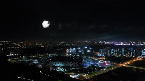 moscú de noche. fuegos artificiales festivos sobre la ciudad nocturna.