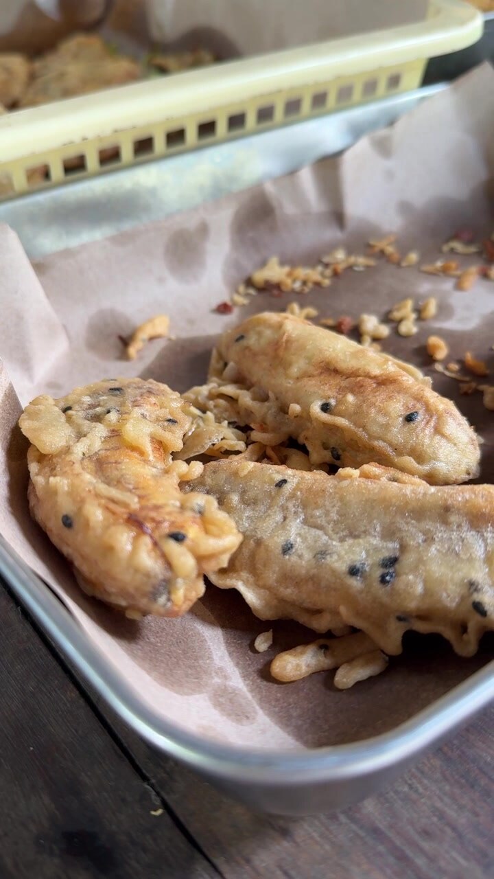 Frittelle di banana fritte con semi di sesamo su un vassoio