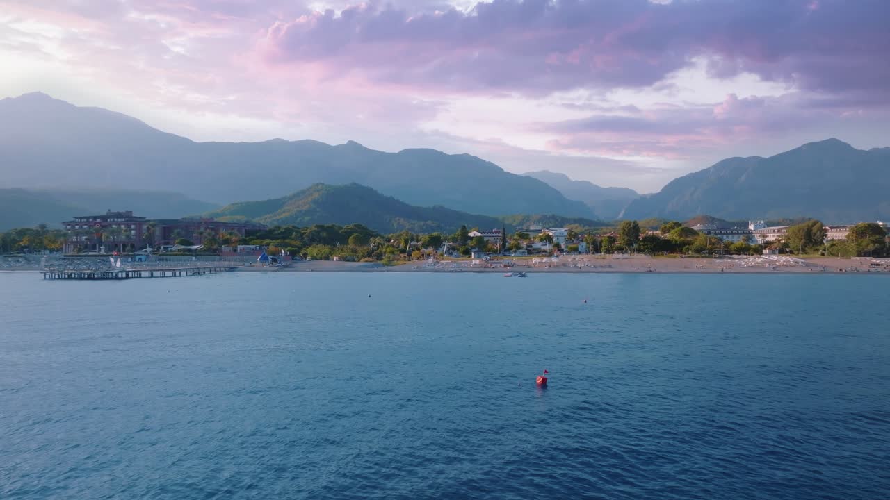 прекрасный закат на пляже с видом на курорт