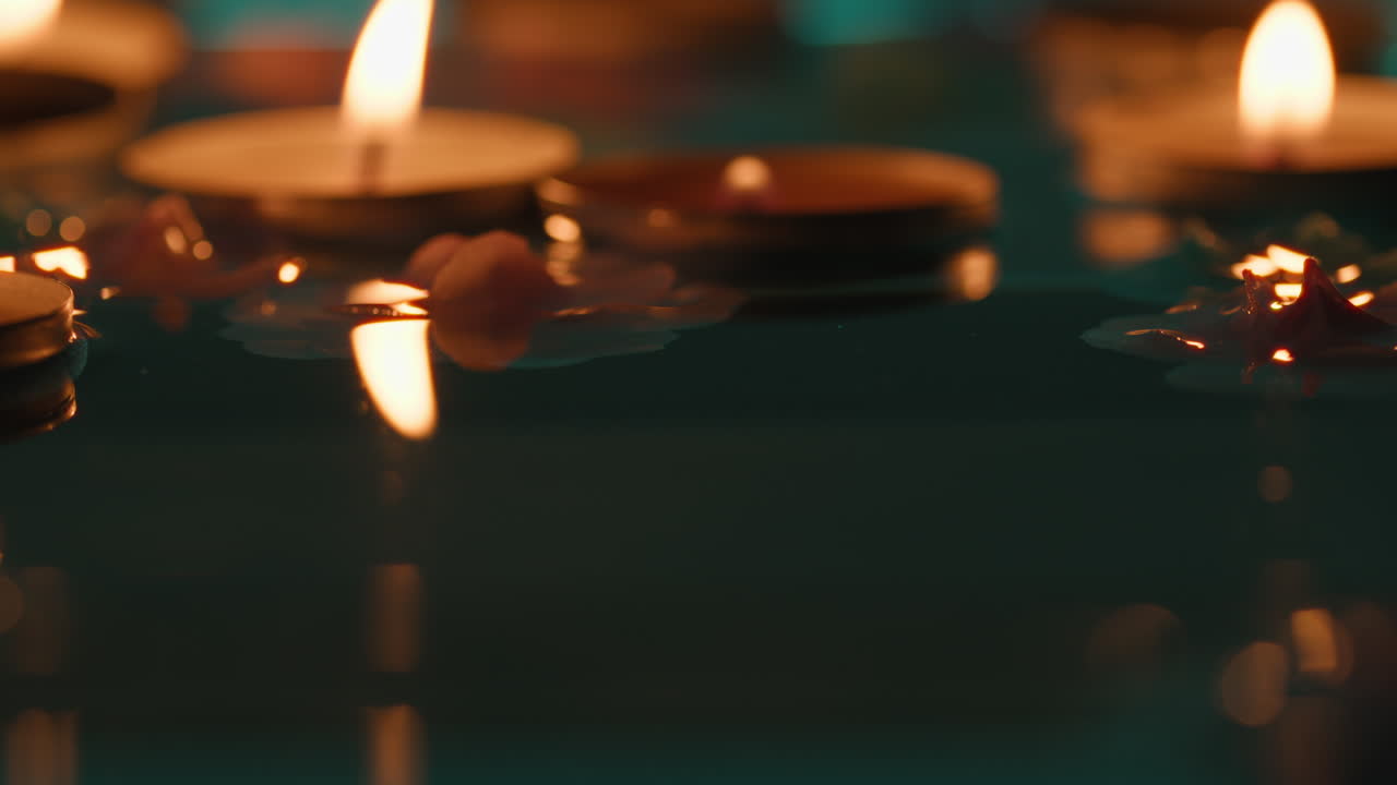 Candele galleggianti sul fiume di notte per la festa di Diwali