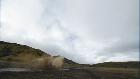 el coche conduciendo en un agujero de barro en cámara lenta islandia