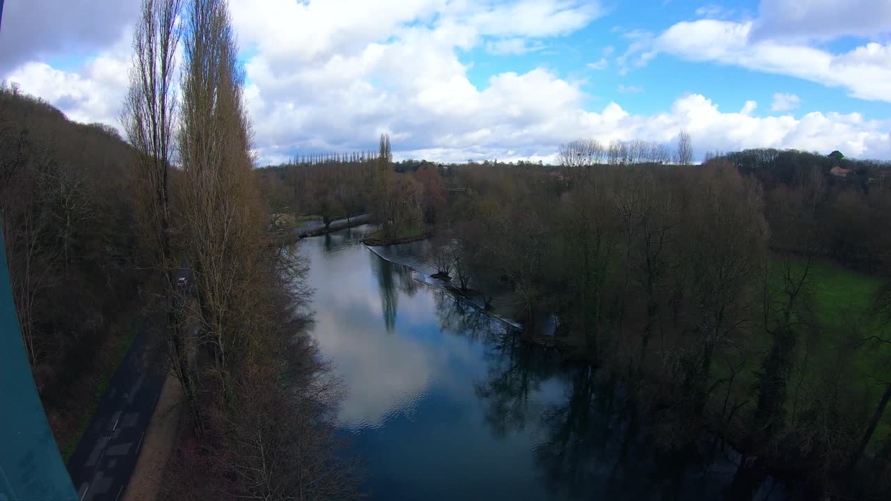timelapse en un puente, mirando el reflejo de un lago