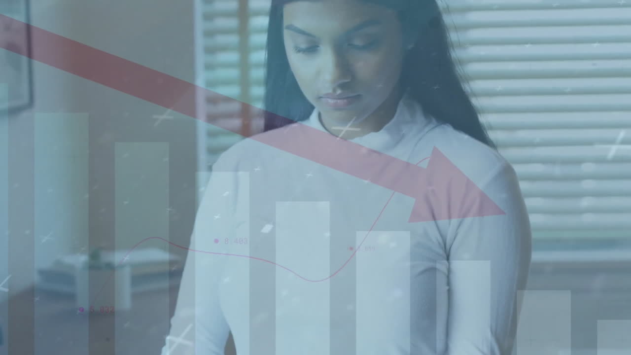 animación de procesamiento de datos y diagramas sobre mujer biracial usando tableta