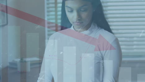 animación de procesamiento de datos y diagramas sobre mujer biracial usando tableta
