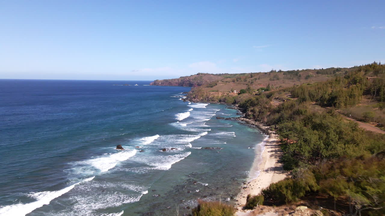 costa prístina de maui, vista aérea de las olas del océano azul claro, viaje de ensueño