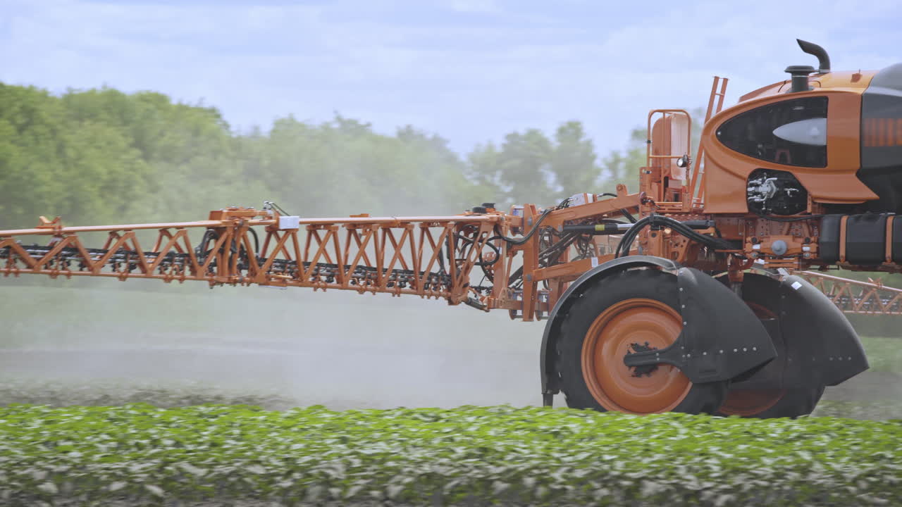 agricultura rociando plaguicidas, esparcidor de fertilizantes rociando el campo