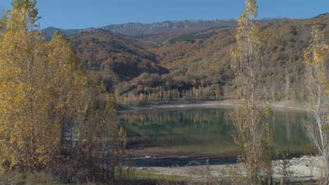 paisaje de lago de otoño con follaje de otoño