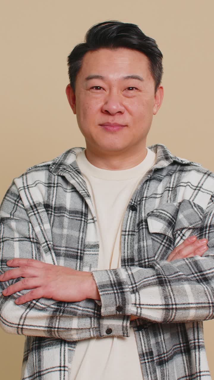 hombre maduro asiático extendiendo la mano a la cámara ofreciendo un apretón de manos saludando invitación de bienvenida