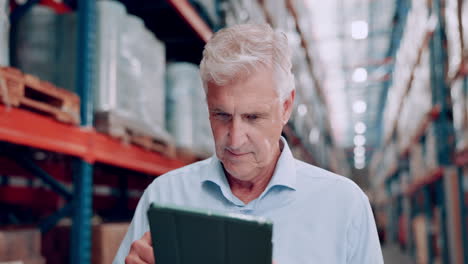 gerente de almacén comprobando el inventario