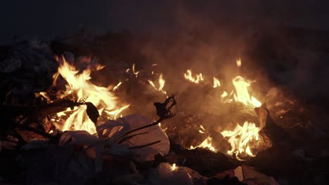 Basura-Siendo-Quemada-En-Medio-De-La-Noche