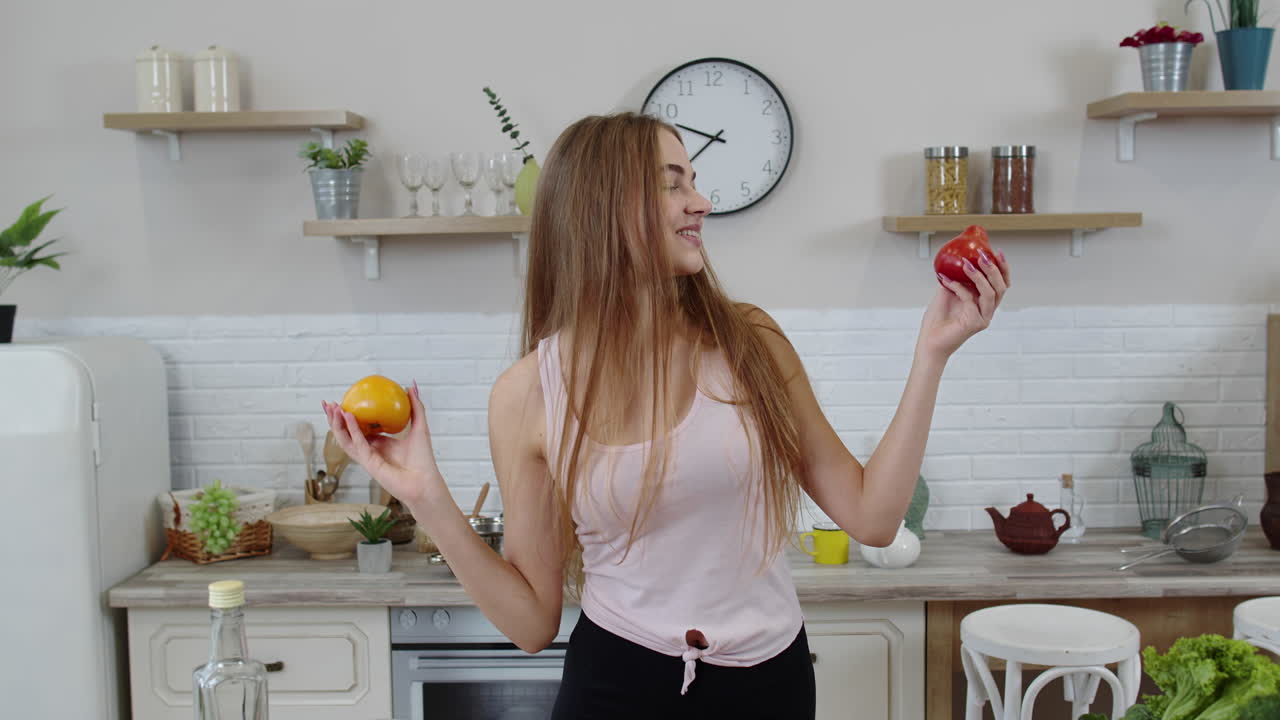 Ragazza che raccomanda di mangiare verdure crude. Mostra pomodori nelle mani. Concetto di perdita di peso e dieta