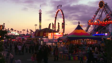 Ein-Schuss-In-Der-Abenddämmerung-Von-Einem-Karnevals-Vergnügungspark-Oder-Einem-Volksfest