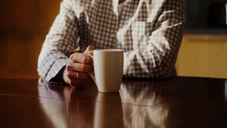 hombre disfrutando de café en casa