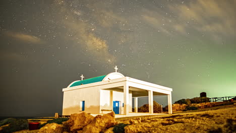 vía láctea lapso de tiempo detrás de la iglesia ayioi anargiroi