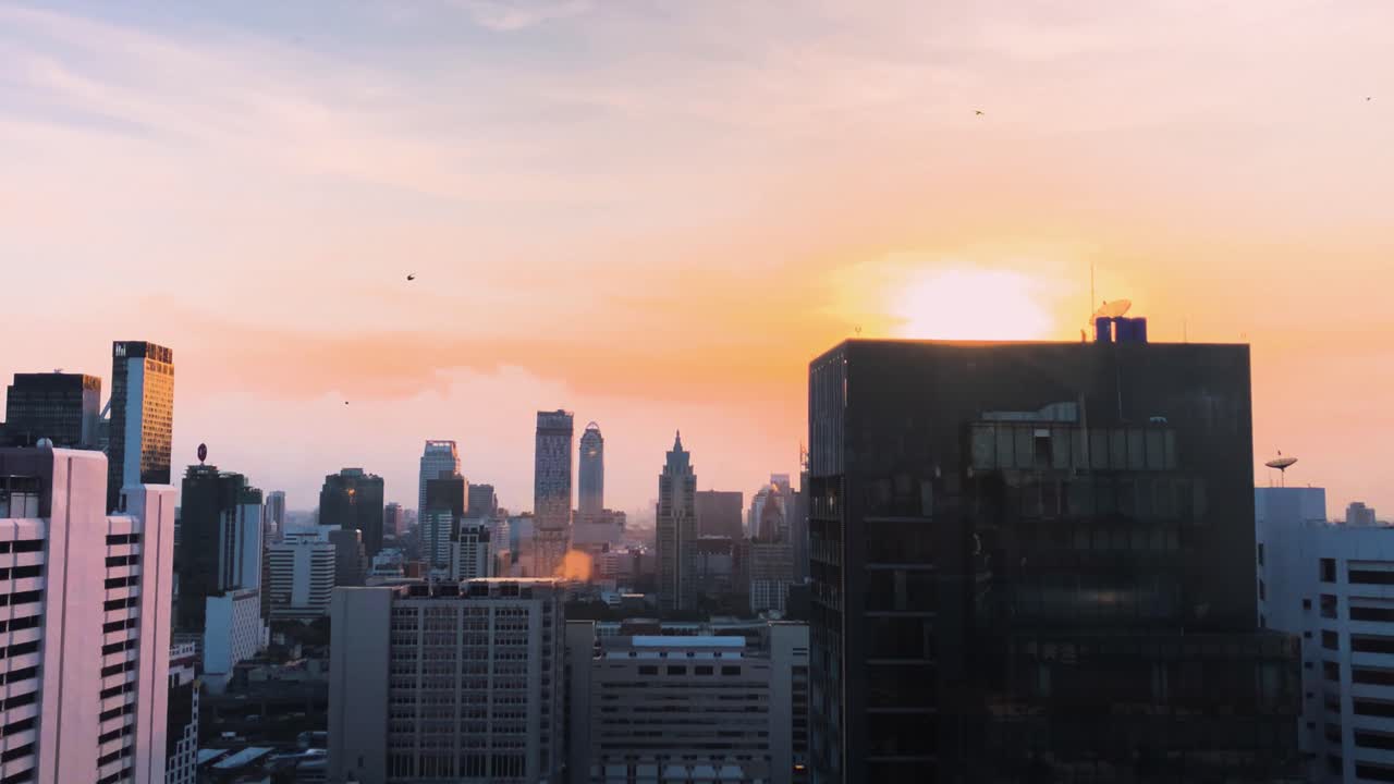 Vista aérea de un atardecer en la hora dorada sobre el horizonte de Bangkok en Tailandia. Del día a la noche, hyperlapse, alejamiento