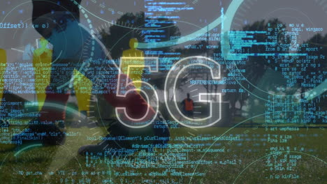 animación de procesamiento de texto y datos 5g sobre un jugador de fútbol americano africano en el fondo