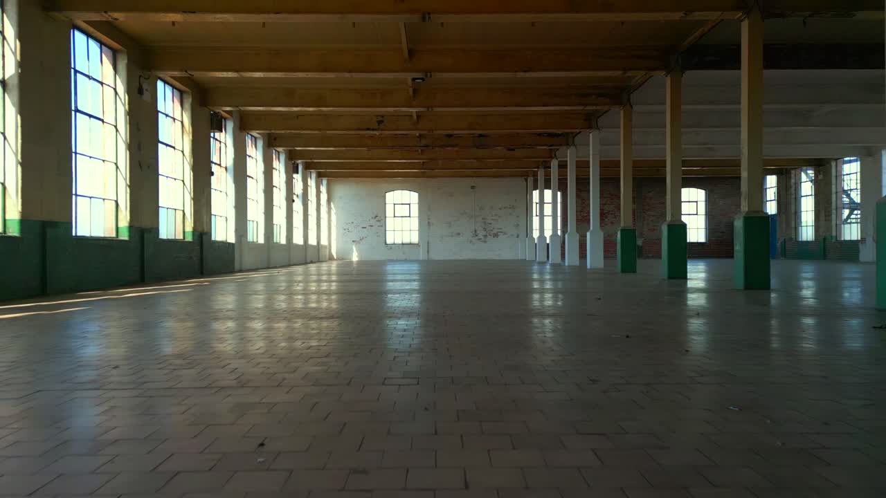 북아일랜드의 벨파스트 스핀링 밀 창고를 보여주는 넓은, 앞으로 이동