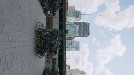 Vertikal---Fahrräder-Auf-Dem-Parkplatz-Im-Geschäftsviertel-Zuidas,-Amsterdam,-Niederlande