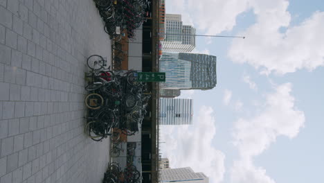 - bicicletas verticales en el aparcamiento del distrito comercial de zuidas, ámsterdam, países bajos