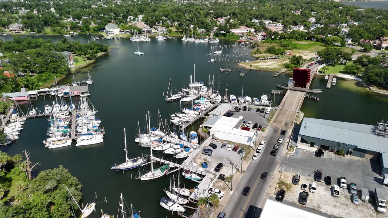 vista aérea panorámica de la marina del puerto de bristol en el centro de panamá, florida, estados unidos