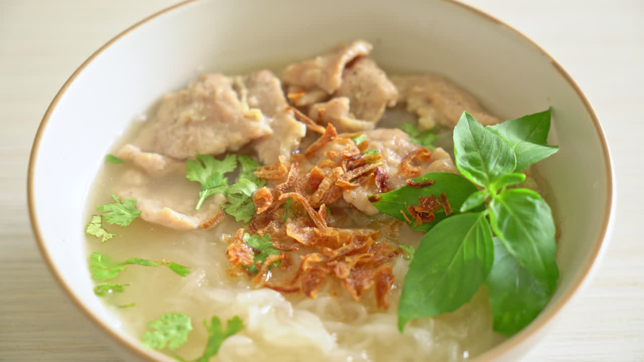 돼지고기와 쌀국수를 곁들인 포 보 베트남 수프 - 베트남 음식 스타일