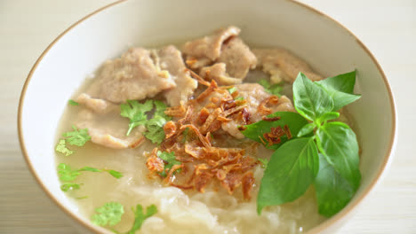 Pho-Bo-Vietnamesische-Suppe-Mit-Schweinefleisch-Und-Reisnudeln---Vietnamesischer-Essensstil