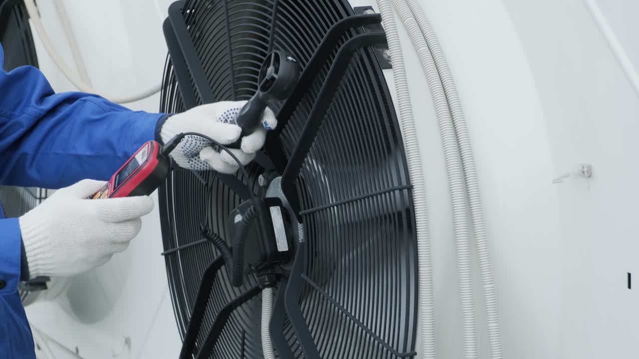 Testing with an anemometer of an axial fan of the condensing unit