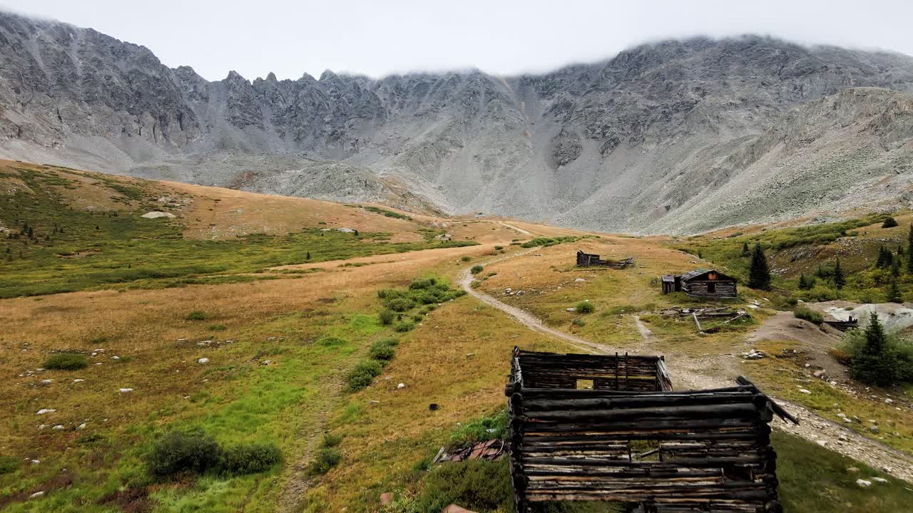 imágenes aéreas de drones de 4k sobre montañas nebulosas en mayflower gulch cerca de leadville y copper mountain en el condado de summit, colorado.