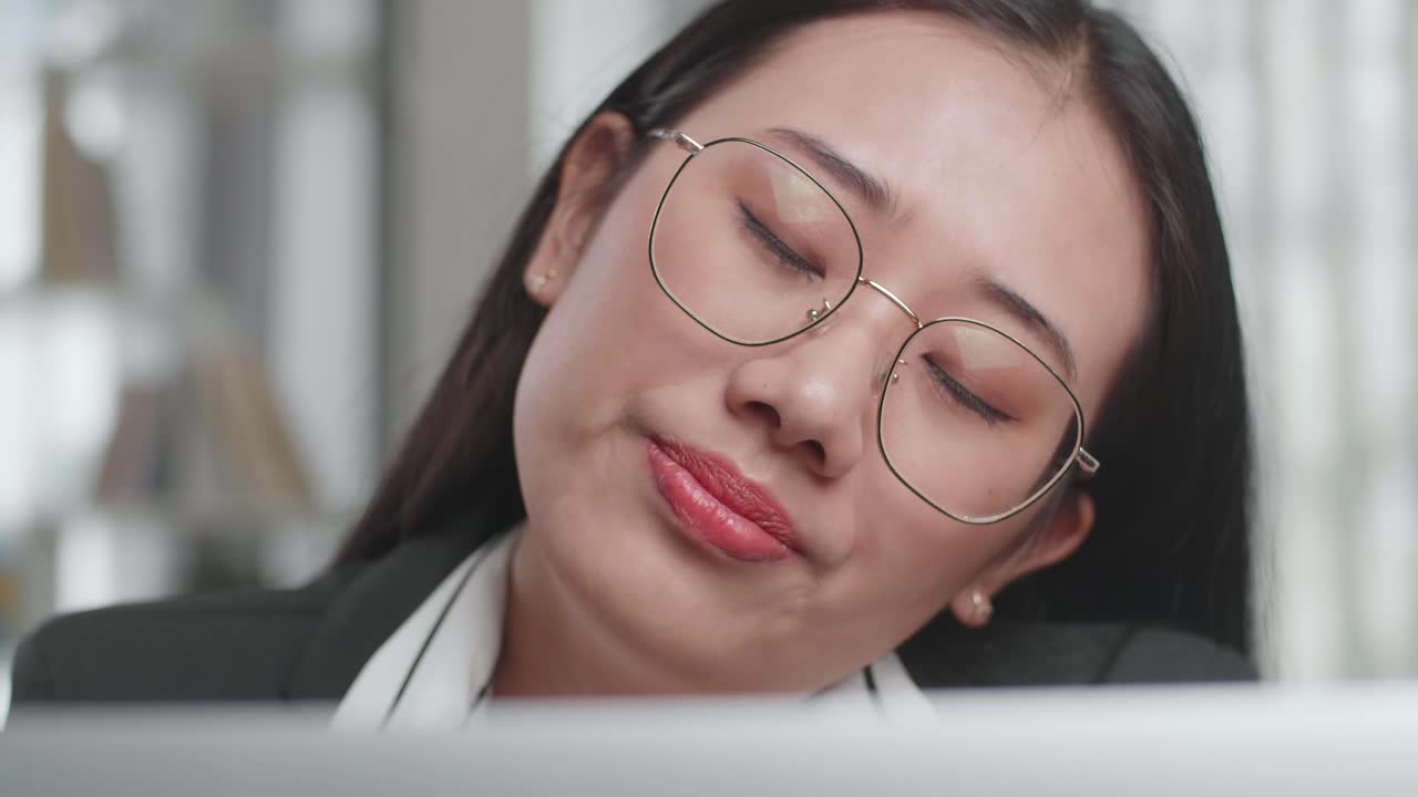 스트레스를 받는 사업가 여성이 직장에서 두통을 겪고 있습니다.