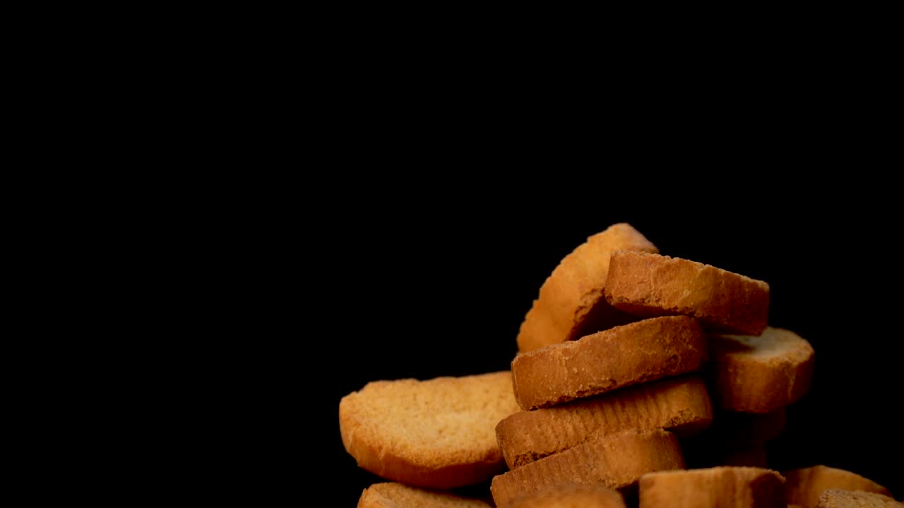 Filmato di fette biscottate croccanti su sfondo rotante