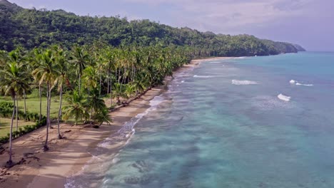 Paisaje-Tropical-Con-Playa-Blanca,-Agua-Azul-Y-Vegetación-Exuberante-En-Playa-Coson,-Las-Terrenas,-República-Dominicana---Toma-Aérea-De-Drones