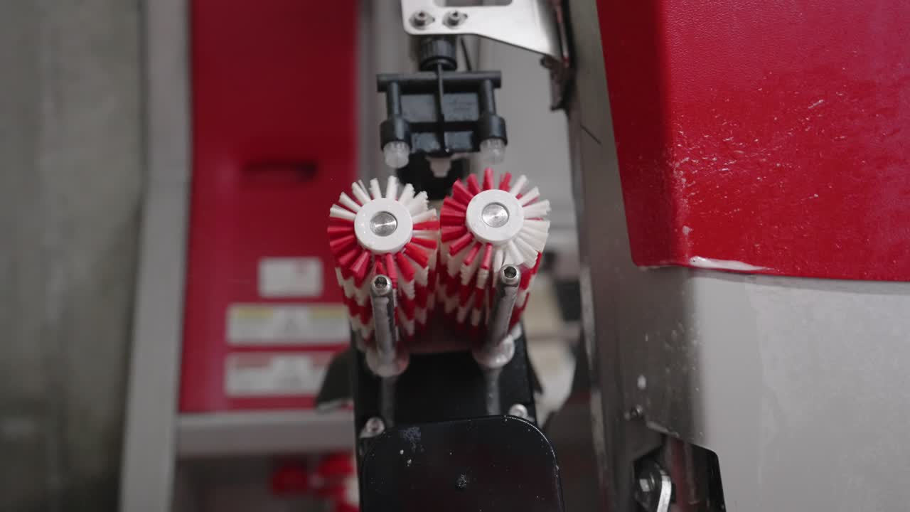 Spazzola di pulizia del sistema di mungitura automatico che ruota sul posto