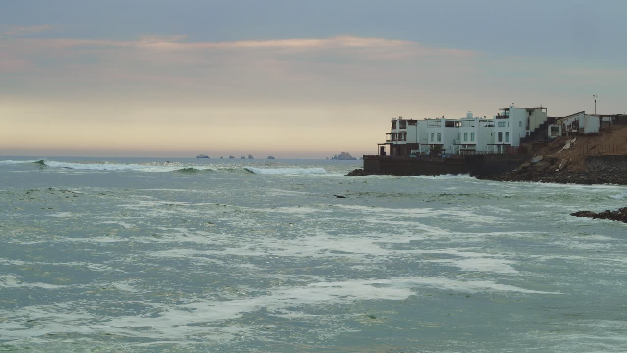 수평선 엘 실렌시오 해변, 푼타 에르모사, 페루 4k의 집과 섬 체인