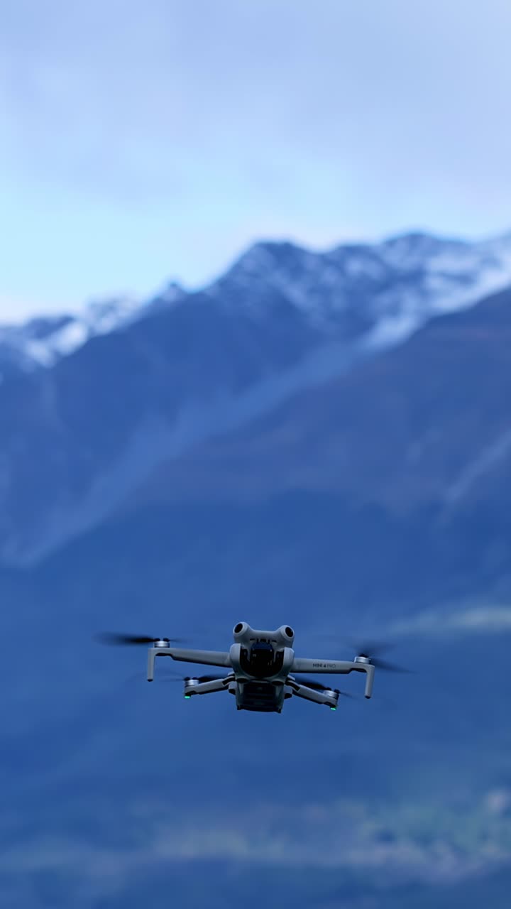 DJI Mini 4 Pro Drone svæver over et bjerglandskab
