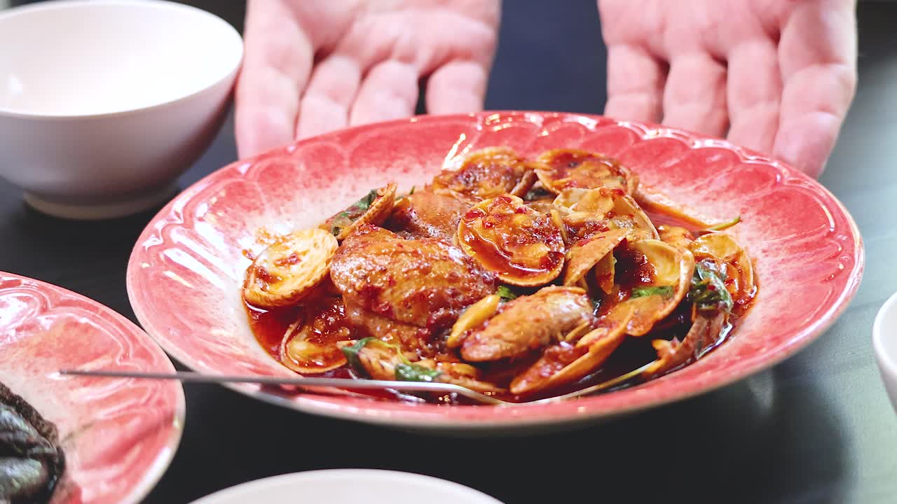 태국 푸켓 에서 제공 되는 매운 긴 조개 요리