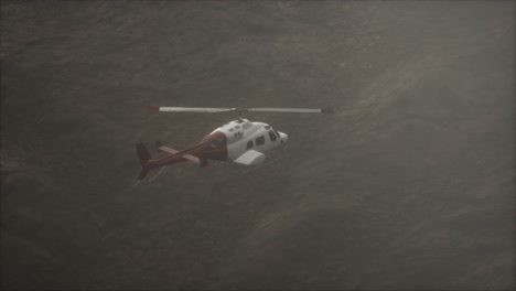 helicóptero volando en cámara lenta extrema cerca de las montañas con niebla