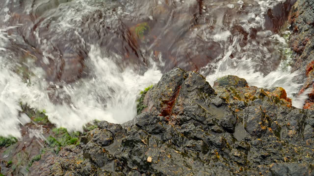 Primo piano di onde su formazione rocciosa, Mar Baltico, Bornholm, Danimarca.