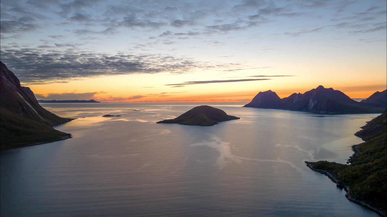 Idyllisk udsigt over Torsken Fjord mod farverig solnedgangshimmel på Senja-øen, Troms og Finnmark Fylke, Norge