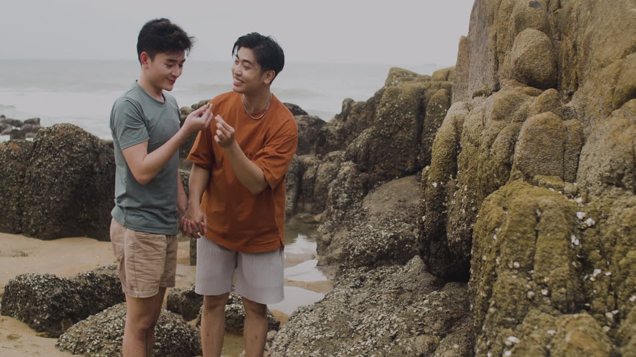 해변에 있는 커플