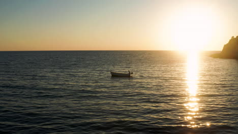 Mann-Auf-Boot-Angeln-An-Der-Adria-Während-Des-Sonnenuntergangs-In-Kroatien