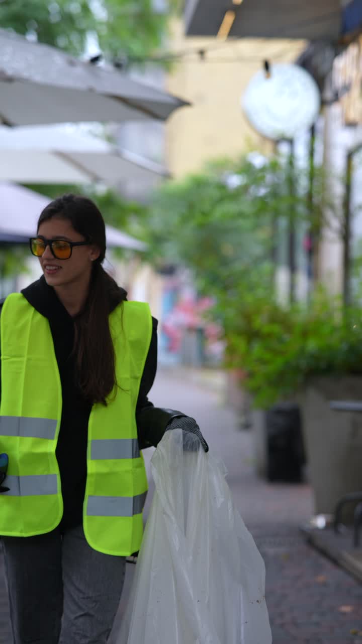 una joven limpiando las calles.