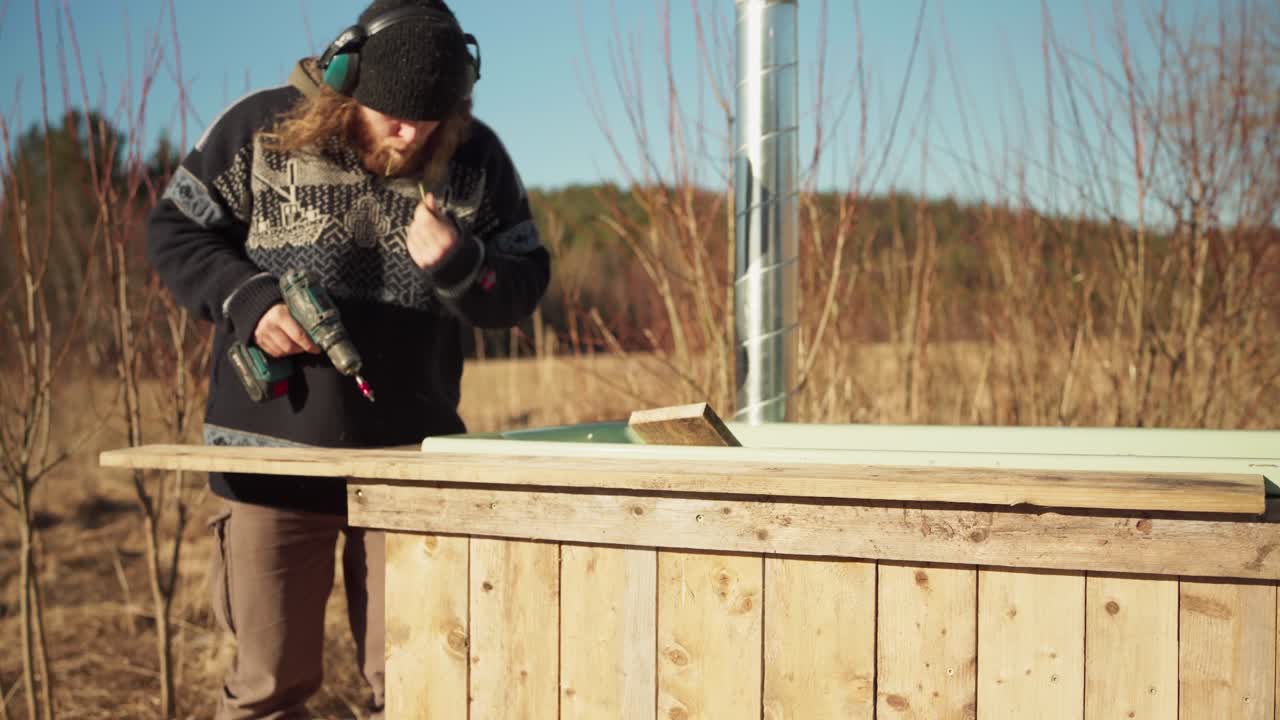 hombre haciendo bañera de baño al aire libre - de cerca