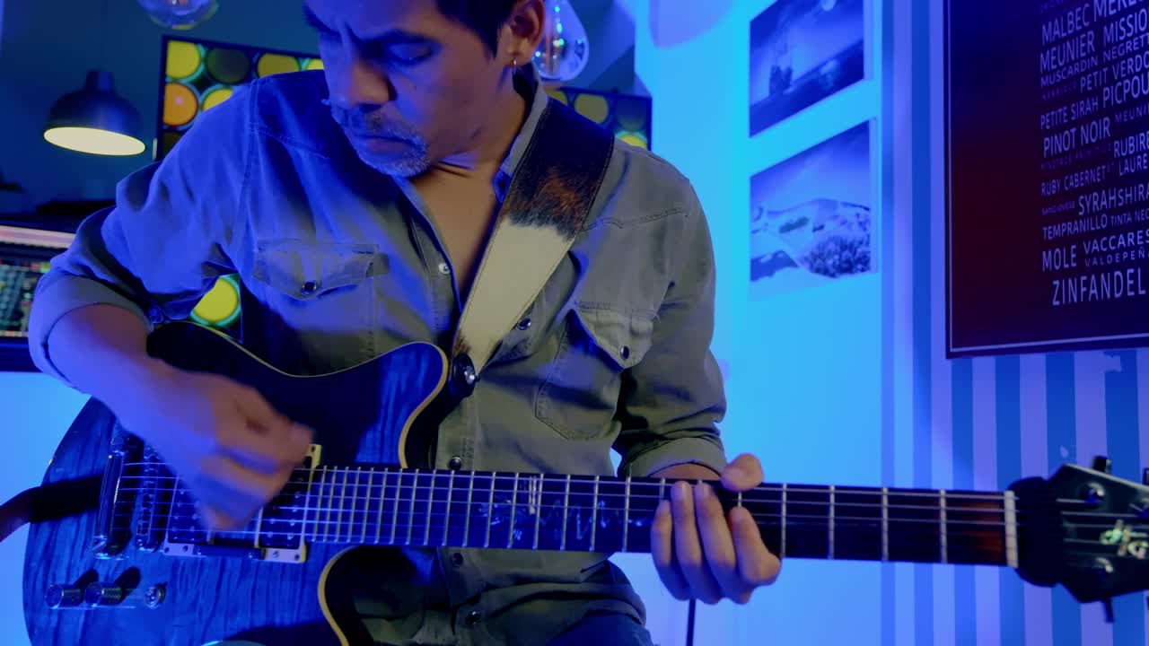mano de músico tocando rápido en guitarra eléctrica