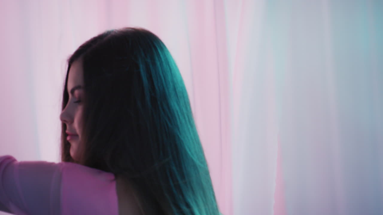 fantasía multicolor hermosa mujer joven bailando entre cortinas elegante mujer sensual disfrutando de la belleza juguetona bailando en un fondo colorido