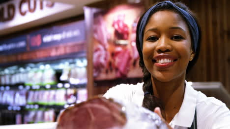 Weibliches-Personal-Serviert-Rindfleisch-In-Den-Lebensmittelabteilungen